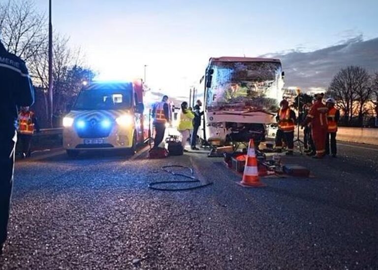 У Франції зіткнулися чотири автобуси з військовими: понад 30 потерпілих