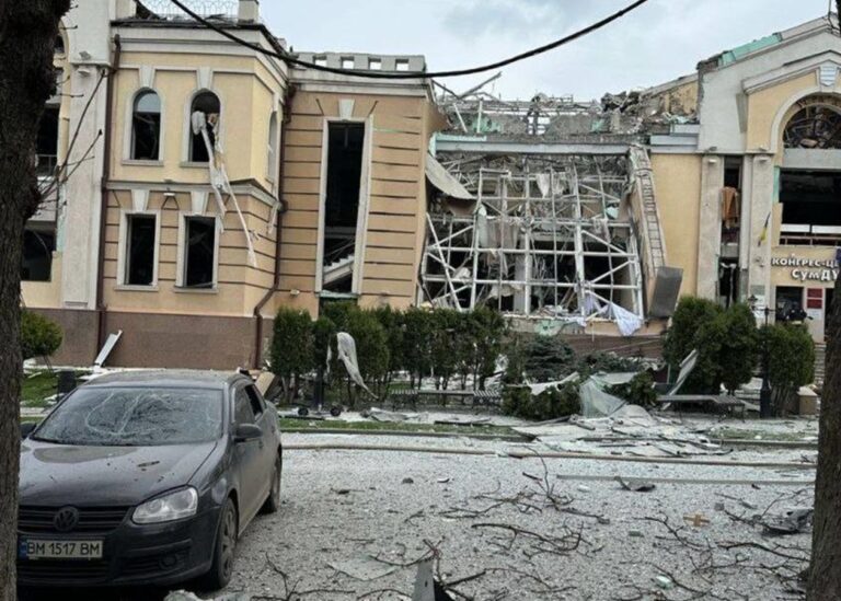 Ракетний удар РФ по Сумах: фото і відео руйнувань