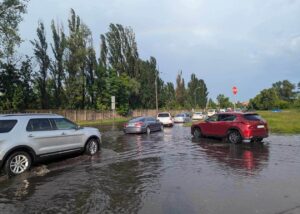 У Києві негода пошкодила автомобілі та майно