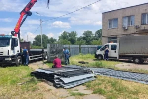 У столиці триває демонтаж незаконних парканів та огорож (фото)
