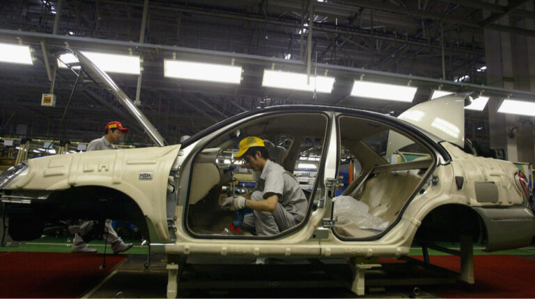 Nissan хоче виробляти електромобілі під брендом Foxconn аби врятувати завод у Японії