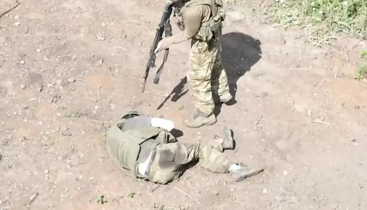 З'явилось відео, як військовий РФ убив пораненого