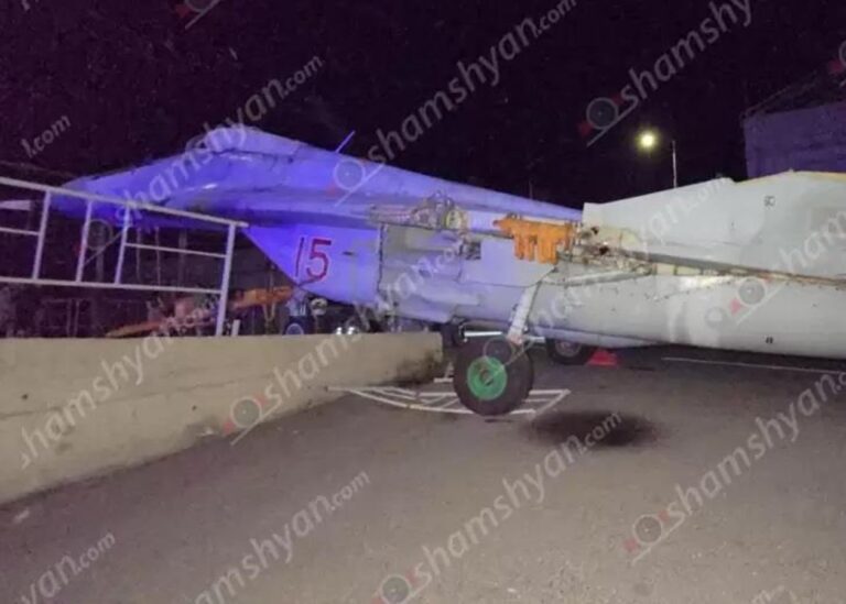 У Вірменії російський винищувач врізався у стовп
