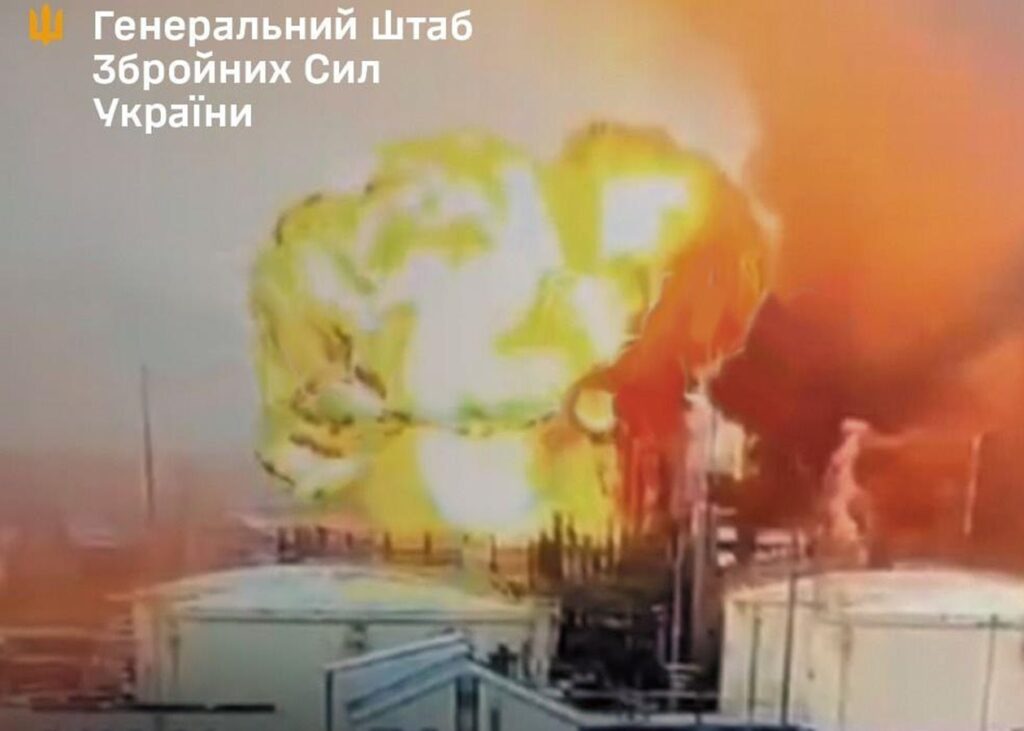 В Росії уражено порт, НПЗ і логістику - Генштаб