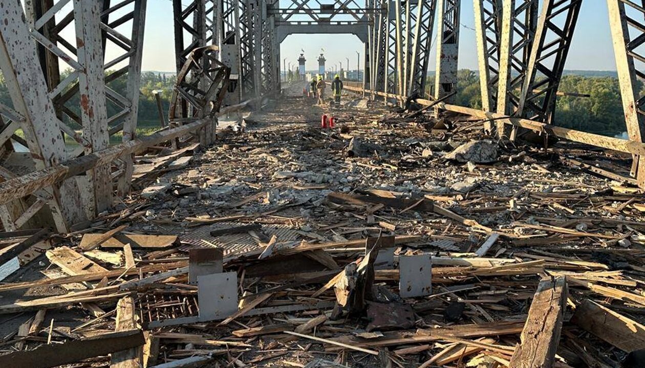 З'явилися кадри пошкодженого РФ мосту у Кременчуці
