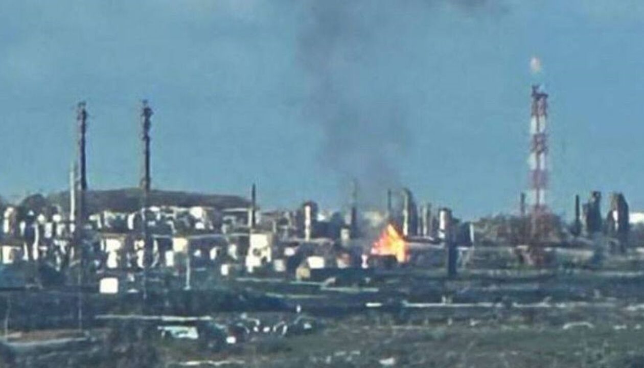 Дрони вдарили по НПЗ в російському місті