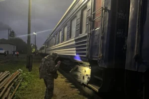 На Прикарпатті правоохоронці зупинили потяг, пасажирів евакуювали