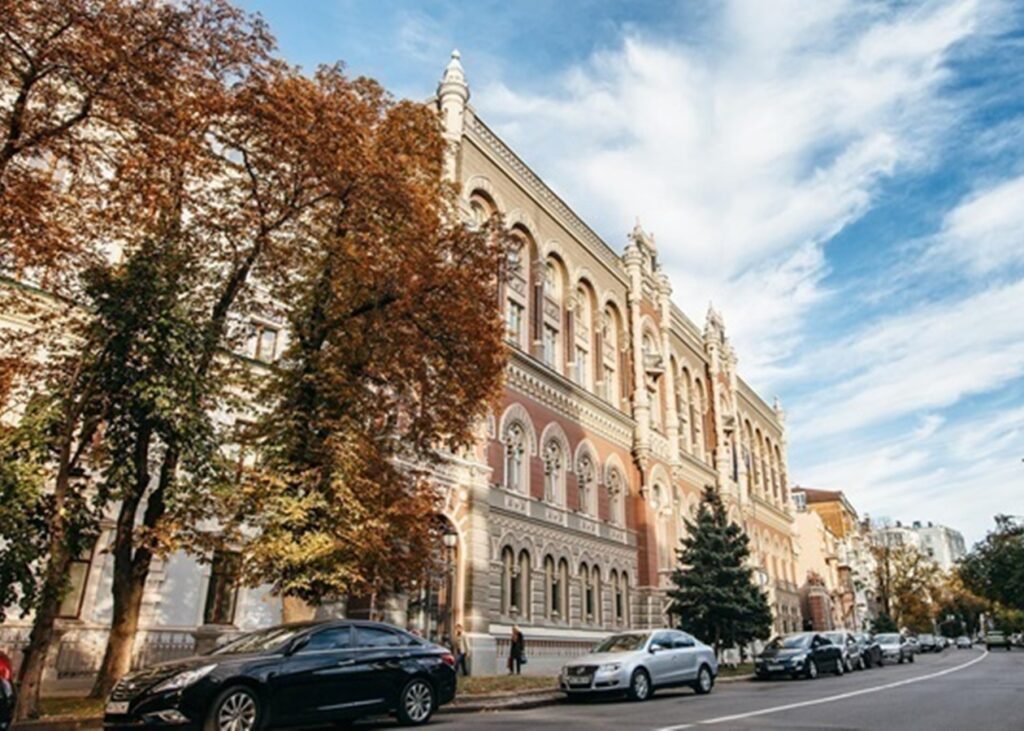Нацбанк знизив курс гривні у перший день жовтня