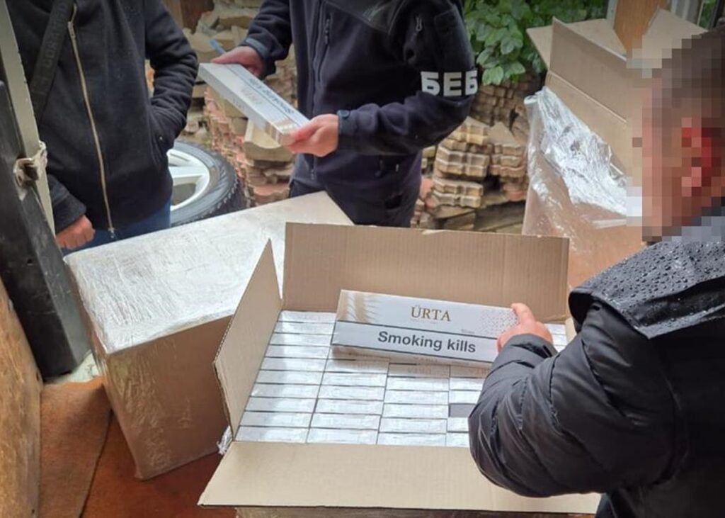 БЕБ викрило незаконне виробництво сигарет на Одещині