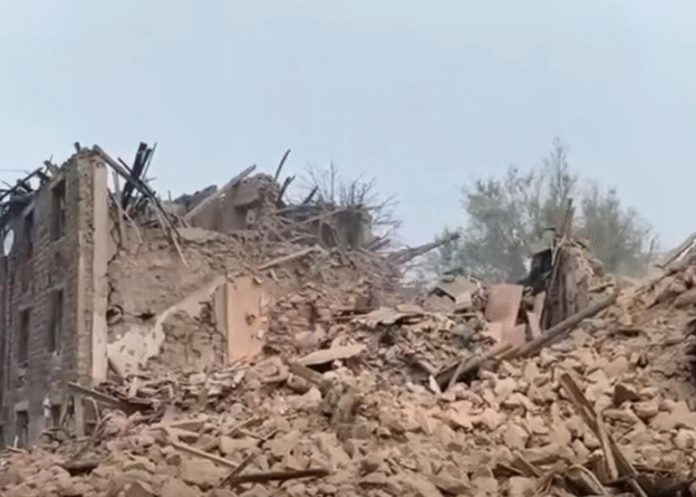 Росіяни скинули бомбу на багатоповерхівку у Костянтинівці