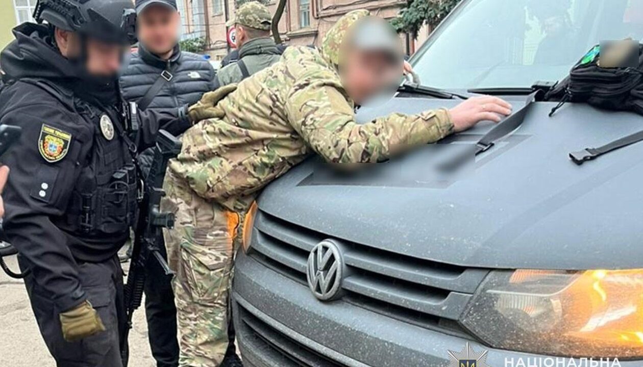 Катували і відбирали майно: на Тернопільщині затримали військовослужбовців