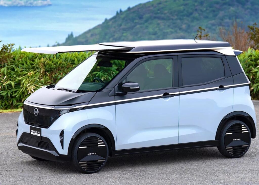 Nissan встановить сонячні батареї на даху електромобілів