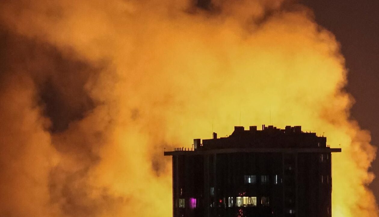 Третя за ніч тривога: у центрі Києва пожежа