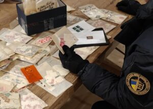На кордоні вилучили марки з нацистською символікою