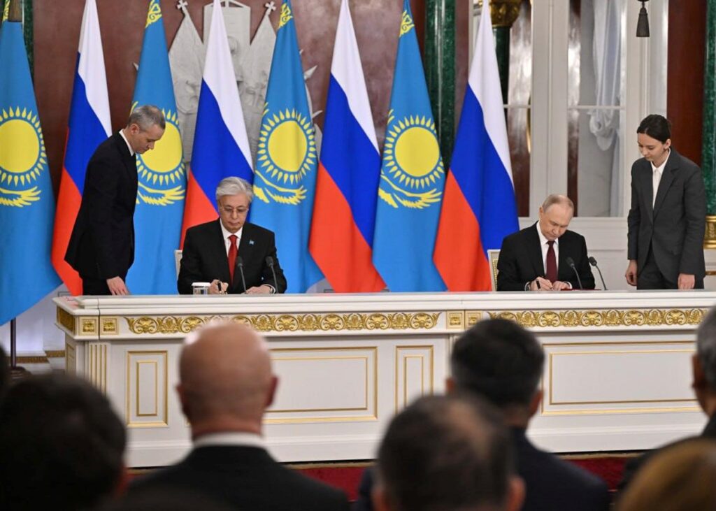 Казахстан підписав стратегічне партнерство з РФ
