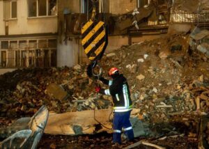 В Тернополі третю добу триває розбір завалів