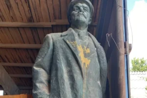 Щоб наповнити бюджет, село на Полтавщині вирішило продати бронзову фігуру Леніна