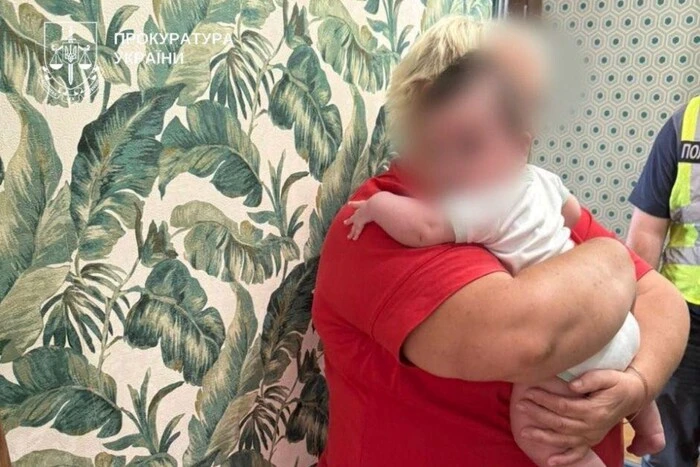 У Києві поліція завадила торгівлі дитиною: приватна клініка хотіла віддати немовля іноземцям