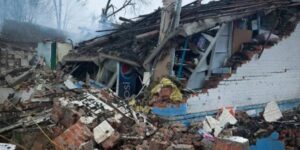 На Сумщині російські окупанти скинули авіабомбу на магазин, коли там були люди (фото)