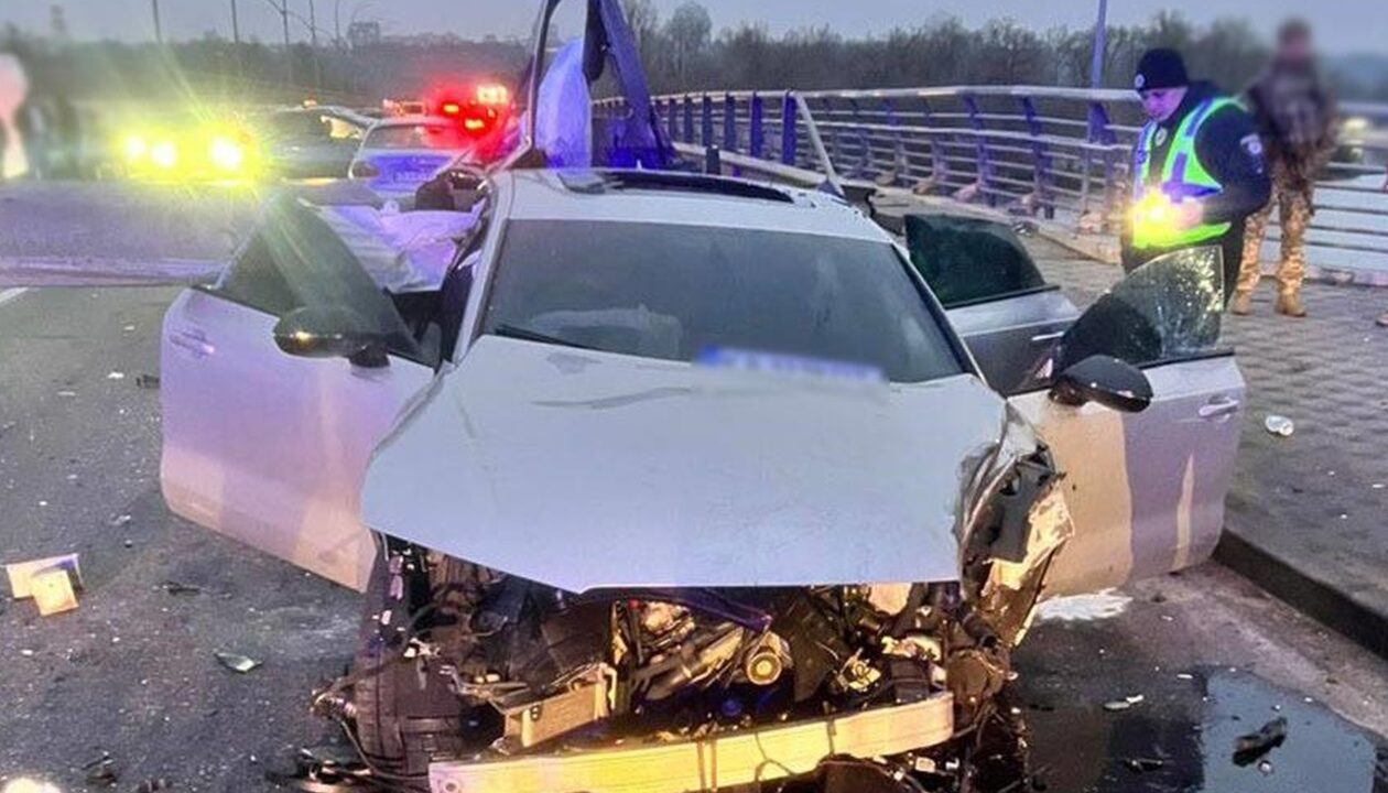 У Києві через ДТП перекрили рух біля мосту Метро