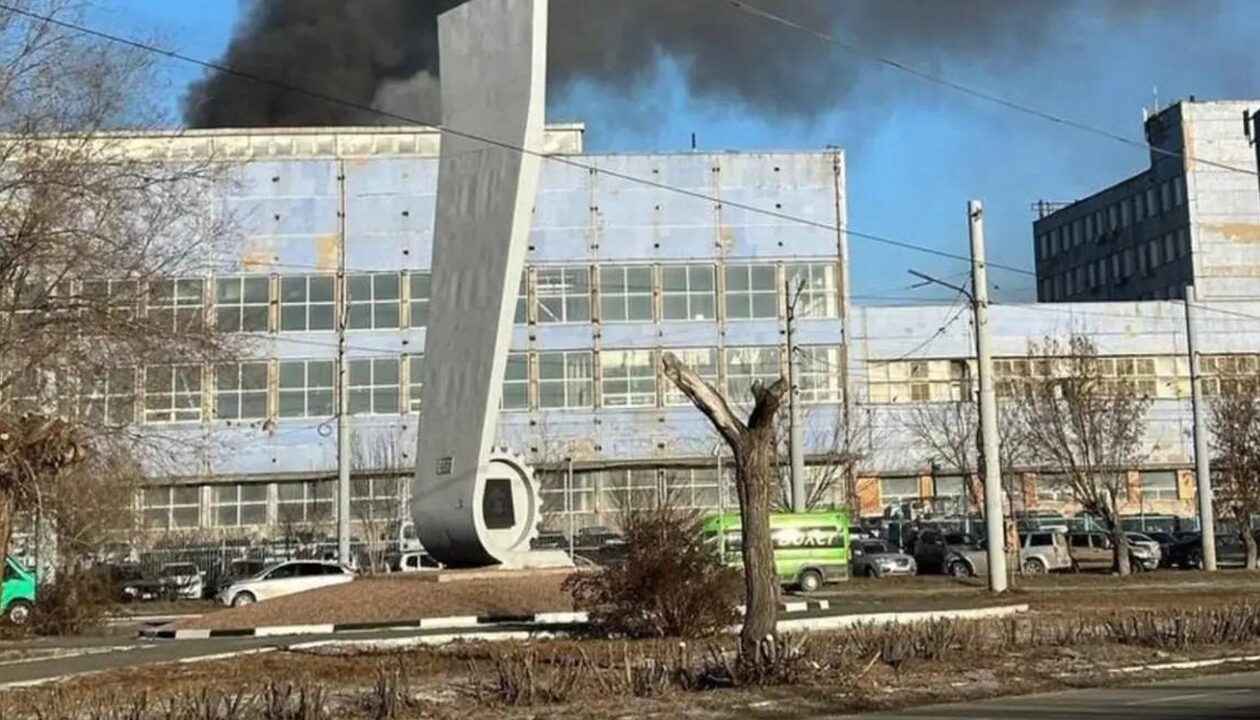 В російському Орську пожежа на оборонному заводі