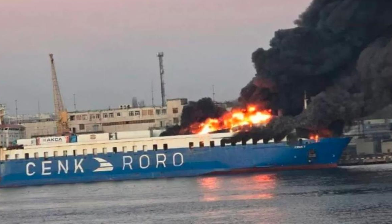 В Одесі після вибухів спалахнуло судно