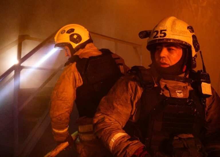 Вибухи у Харкові: горить квартира, суне ще група БпЛА