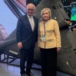 Ми не можемо дозволити манії Путіна визначати наше спільне майбутнє": Гілларі Клінтон опублікувала фото поряд зі збитим в Україні "Шахедом