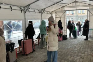 «Укрзалізниця» встановила пункт обігріву на вокзалі Перемишля