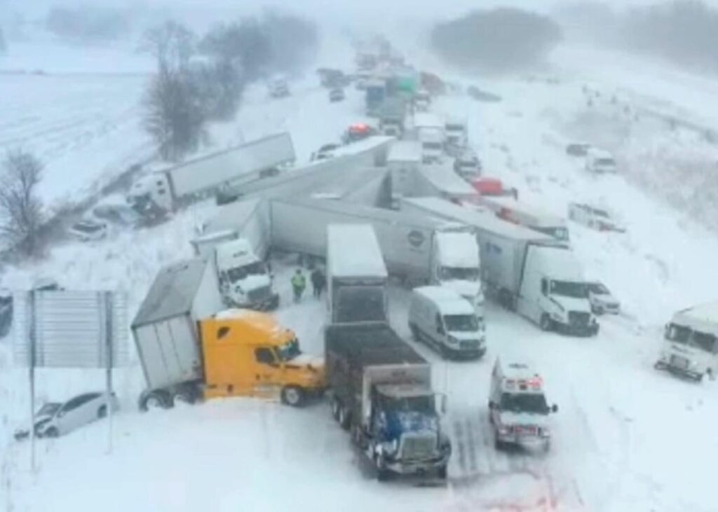 У США зіткнулися понад 100 автомобілів через снігопад