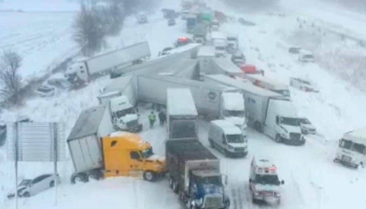 У США зіткнулися понад 100 автомобілів через снігопад