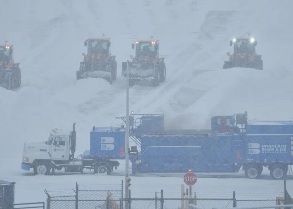 В США фіксують рекордні снігопади: мільйон будинків без світла