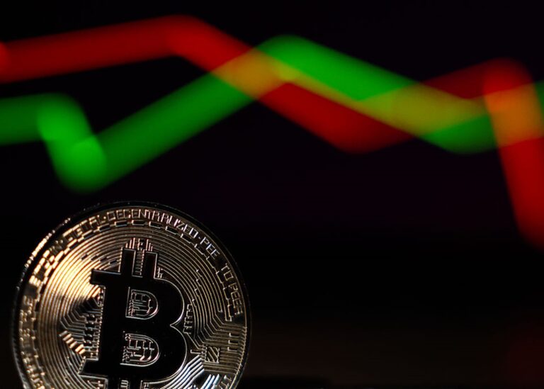 Bitcoin обвалився до найнижчого рівня з листопада 2024-го