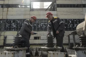 Удар по ТЕЦ і ТЕС, які обігрівали райони у трьох містах України: Шмигаль повідомив деталі