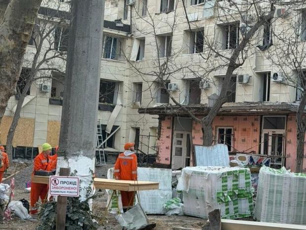 Є поранені та жертва: Росіяни обстріляли пологовий будинок в Одесі (фото)