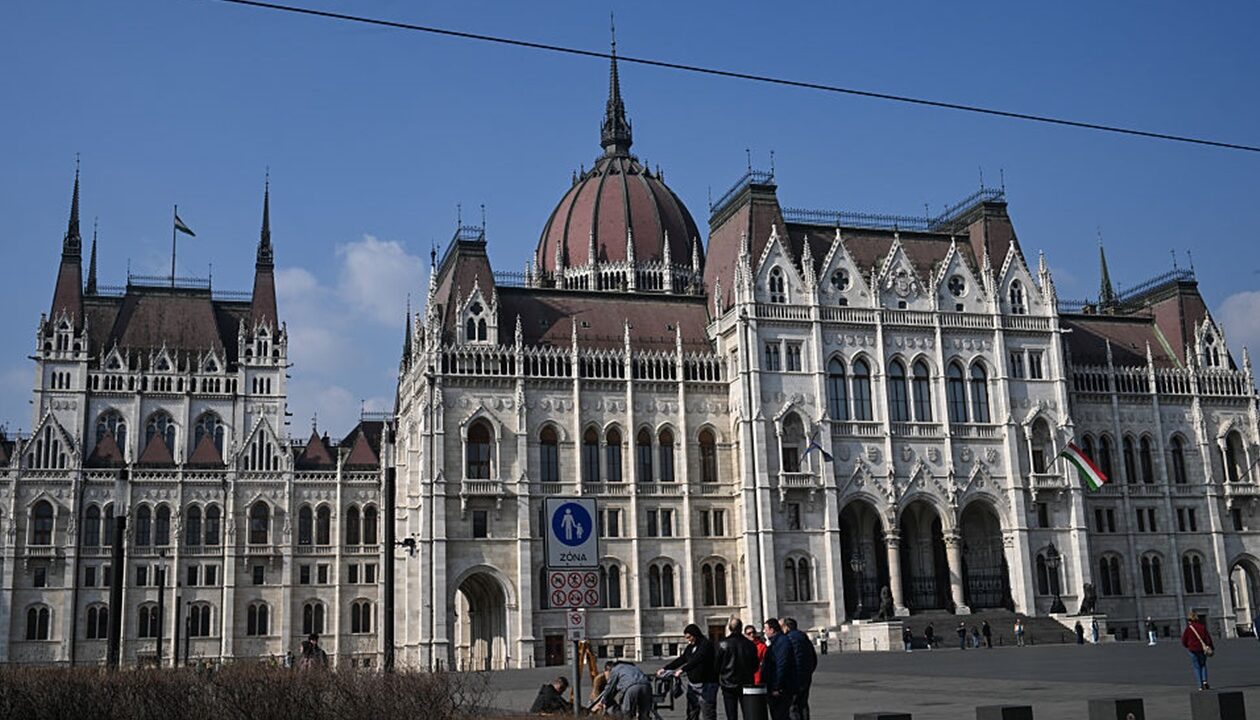 Угорщина "узаконила" арешт грошей і золота України