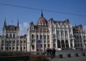 Угорщина "узаконила" арешт грошей і золота України