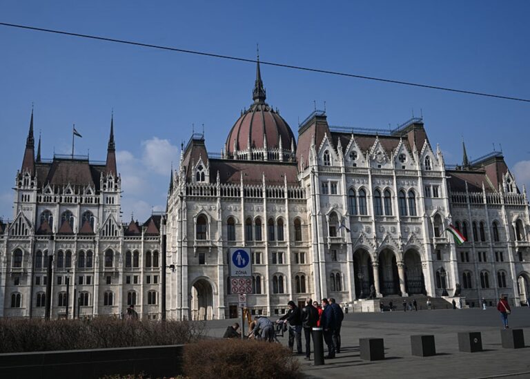 Угорщина "узаконила" арешт грошей і золота України