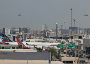 Дрони впали на території дубайського аеропорту: четверо поранених