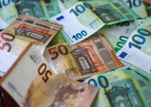 У Німеччині 7-річний хлопчик приніс до школи 5000 євро