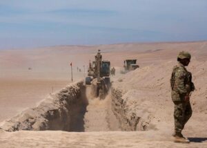 "Захист від нелегалів": Чилі почала копати рів на кордоні з Перу