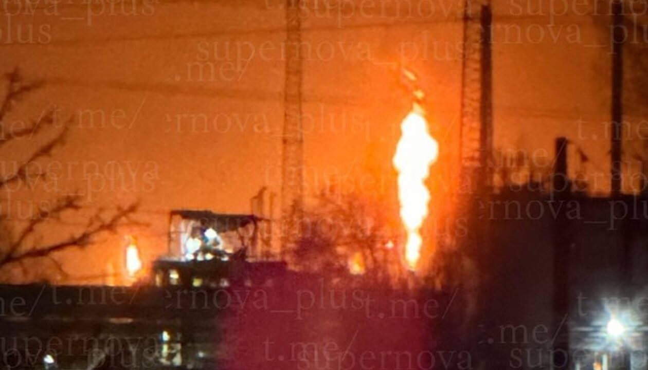 Низку міст РФ накрили вибухи, є влучання і пожежі