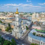 Росіяни вдарили дроном по багатоповерхівці в Харкові (відео)