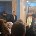 Гроші забирали, але документів ніхто не робив: В Україні затримали помічників нардепів, які обіцяли "допомогти" з виїздом за кордон (фото)