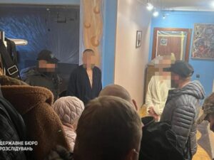 Гроші забирали, але документів ніхто не робив: В Україні затримали помічників нардепів, які обіцяли "допомогти" з виїздом за кордон (фото)