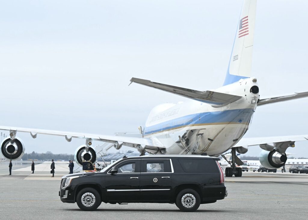 Біля літака Трампа помітили невідомий дрон