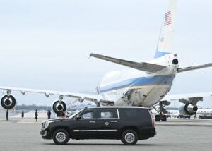 Біля літака Трампа помітили невідомий дрон