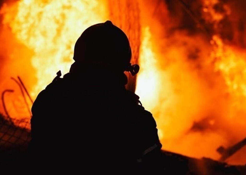 Атака РФ: у Хмельницьку на підприємстві виникла пожежа