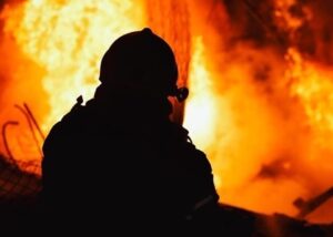 Атака РФ: у Хмельницьку на підприємстві виникла пожежа