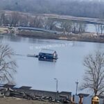 У Києві помітили плаваючий будинок